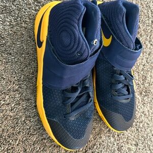 Kyrie Irving Nike shoes sz 7Y